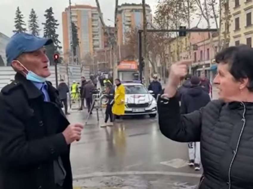 “Berisha ka gjysmën e Tiranës e ti s’ke bukë të hash”/ Qytetarja përplaset me protestuesin në rrugë