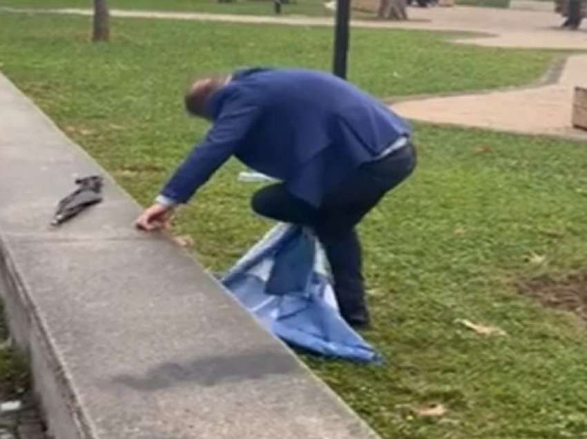 Qytetari fshin këpucët me flamurin e PD-së pas protestës
