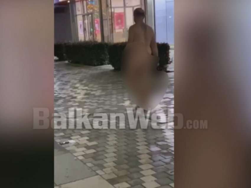 Pamje/ E pazakontë në Vlorë, burri ecën nudo në bulevardin e mbushur me njerëz