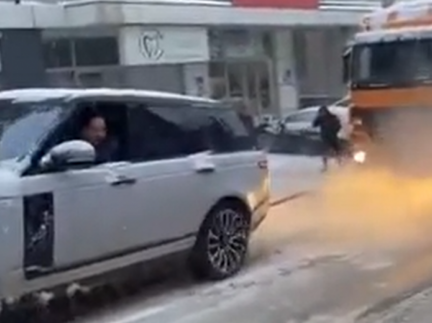 Reshjet e borës në Kosovë, Range Rover tërheq kamionin gjigant në Ferizaj