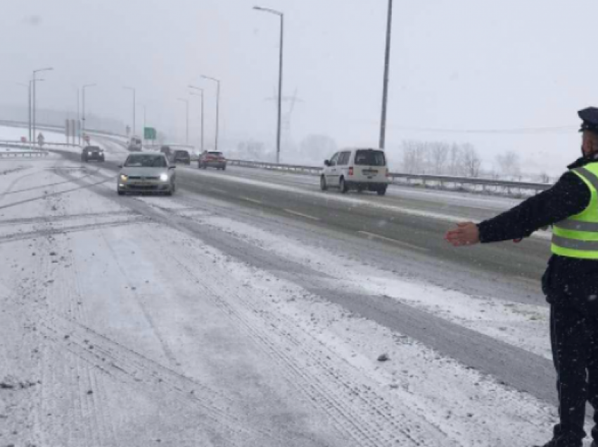 ​Policia kërkon kujdes të shtuar nga drejtuesit e automjeteve gjatë motit me borë e ngrica