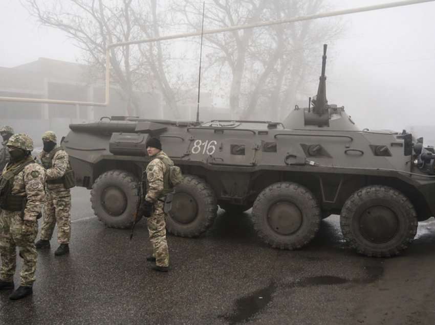 Udhëheqësi kazak: Grupi i sigurisë i udhëhequr nga Rusia do të tërheqë trupat