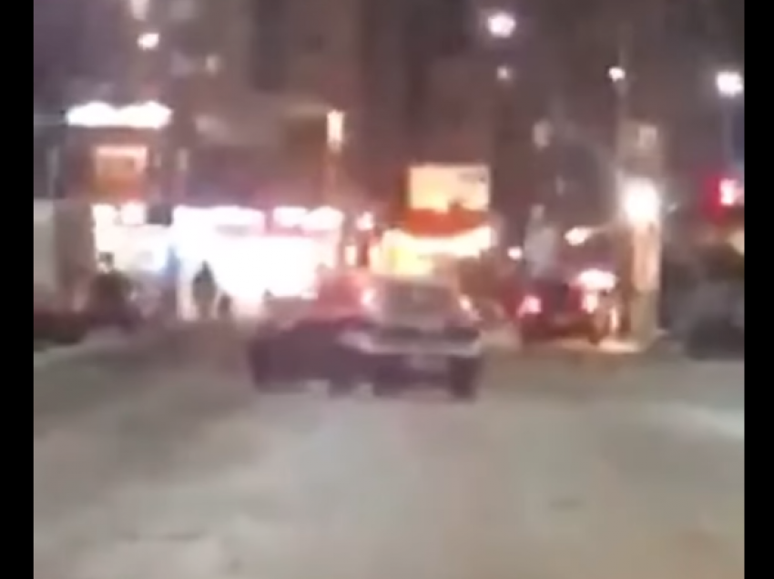 Qytetari bën drift me veturë në borë