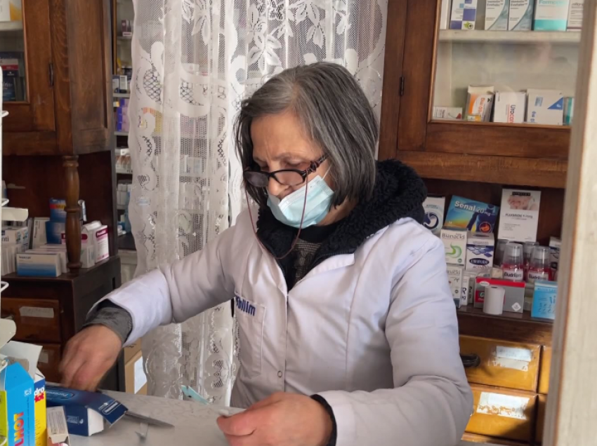Farmacistja 70-vjeçare/ Punon në pension, përgatit kremërat me formulat e vjetra