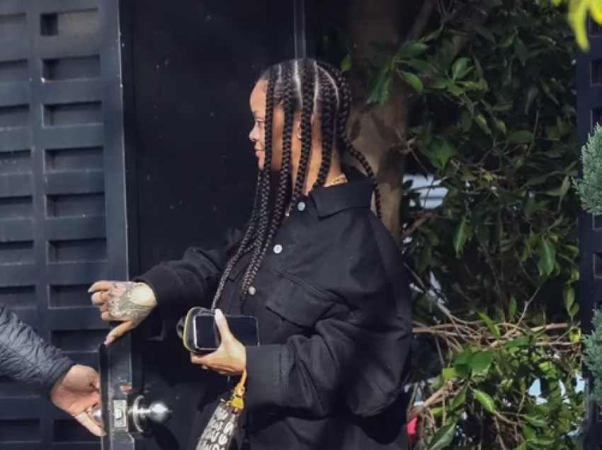 Rihanna me flokë gërsheta dhe një këmishë të zezë largohet nga shtëpia e të dashurit