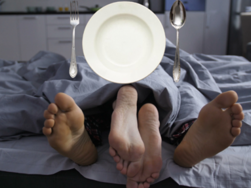 Seksi në bark të thatë: Pse meshkujt që duan të zgjasin më shumë në shtrat duhet të mos hanë