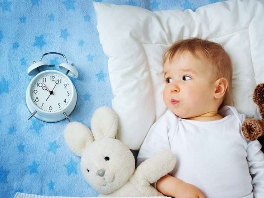 Kur fëmija ka nevojë për jastëkun e parë për të fjetur gjumë?