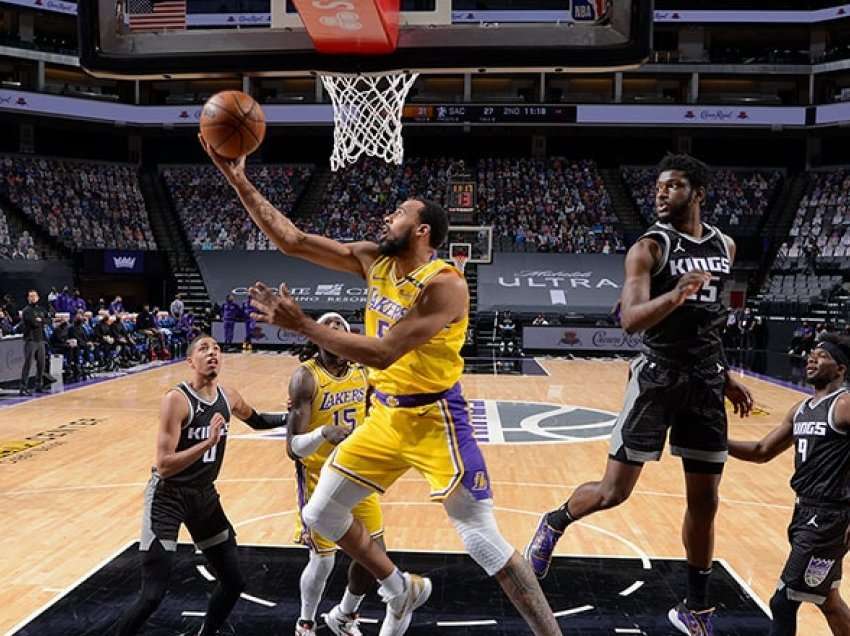 Grushte e shkelma në tribunë gjatë Lakers-Sacramento  