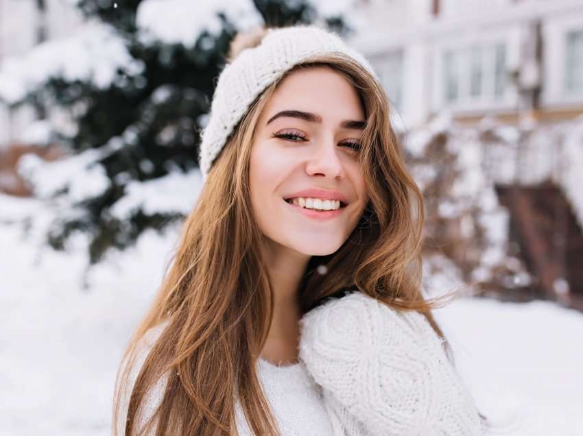 Si t’i mbroni flokët në dimër, këshilla nga specialistët