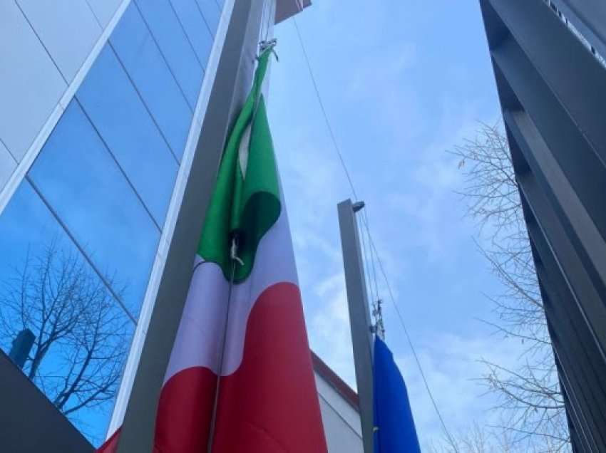 Flamujt në gjysmështizë, Ambasada italiane nderon Sassolin: Ishte mik i vërtetë i Kosovës