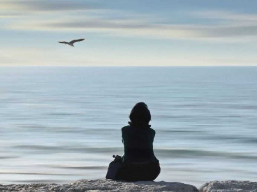 Çfarë na bën të ndihemi të vetmuar dhe si ndikon kjo gjë tek ne?