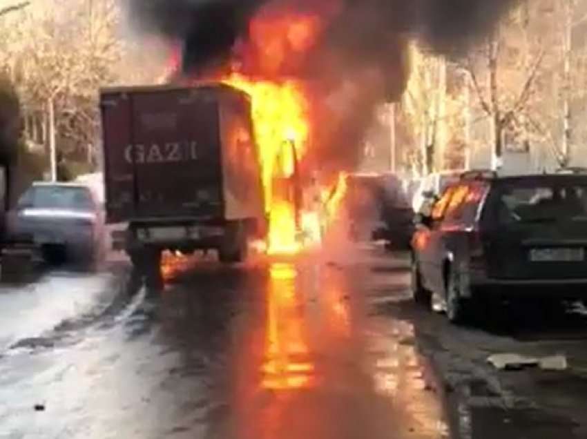 Një person u lëndua nga djegia e kamionit në Prishtinë, edhe tri vetura u përfshinë nga zjarri