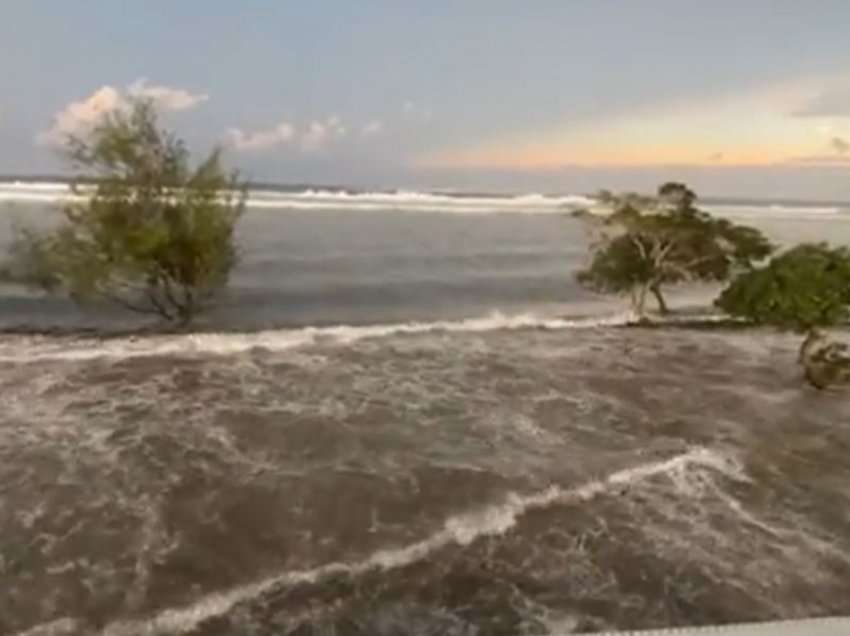 Tonga goditet nga valët e detit pas shpërthimit të vullkanit 