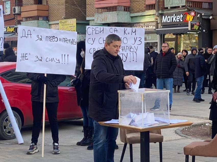 Serbët protestojnë në Mitrovicë, improvizojnë referendumin - Rakiq paralajmëron reciprocitet