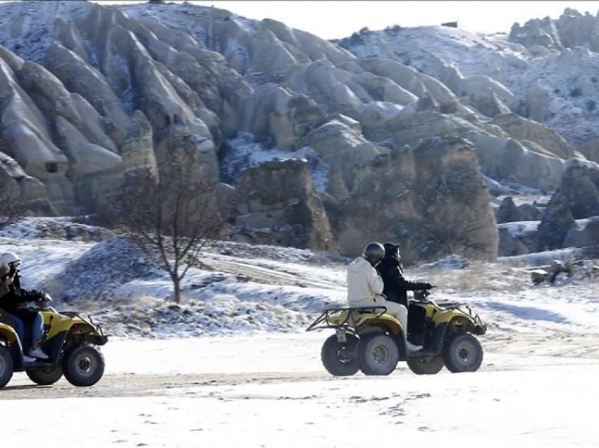 Kapadokya e mbuluar me mantelin e bardhë tërheq gjithnjë e më shumë turistë