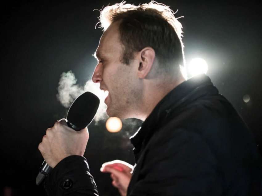 Një vit pas burgosjes, Navalny po jeton në “ferr të gjallë”