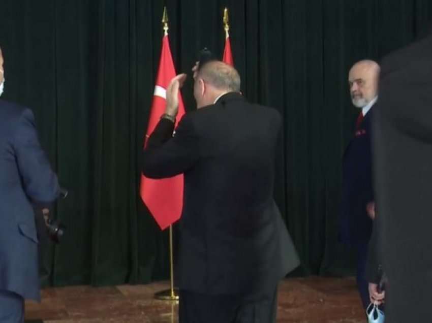 Erdogan mbërrin në kryeministri, momenti kur kreh flokët para takimit me Ramën