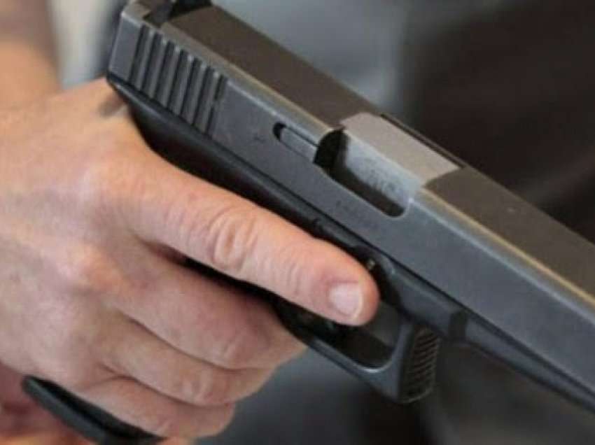 ​Kapja e pistoletës në Rinas, përfshihet në hetime FBI dhe NCA angleze