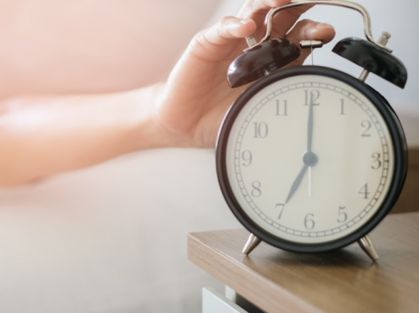 4 zakone që ju ndihmojnë të zgjoheni herët