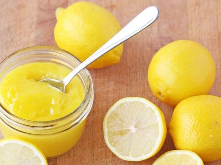 Lyejeni lëkurën e një limoni me sheqer e vaj ulliri dhe fërkoni gjunjët