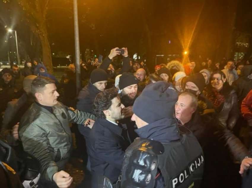 “Tradhtar”, Abazoviç përplaset me protestuesit