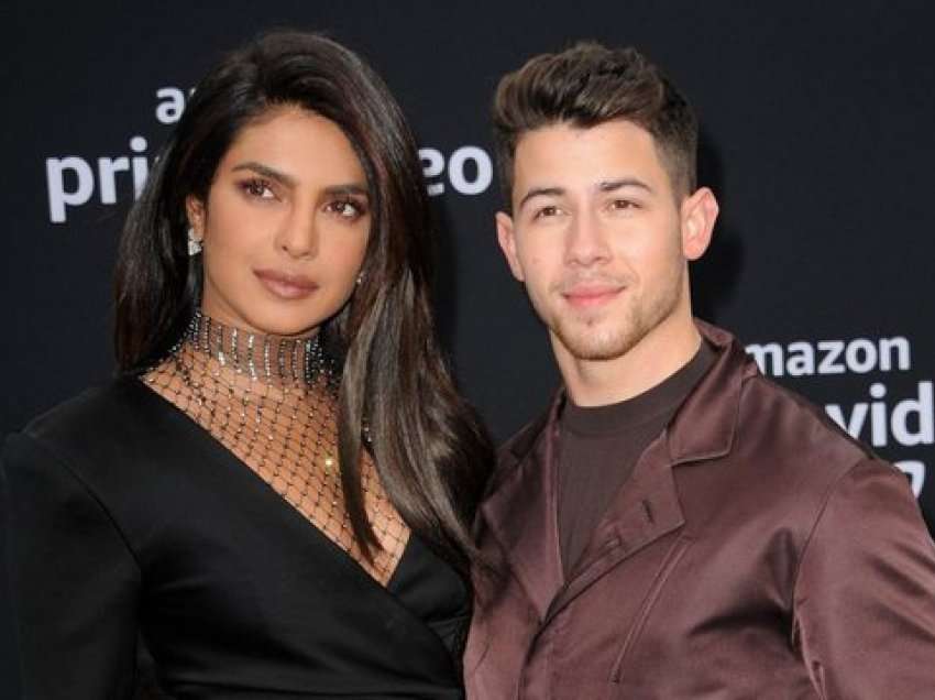 Priyanka Chopra dhe Nick Jonas bëhen prindër për herë të parë