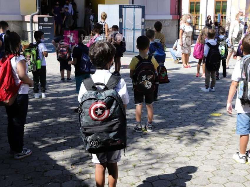Prindërit në Maqedoni kundër maskave në shkolla