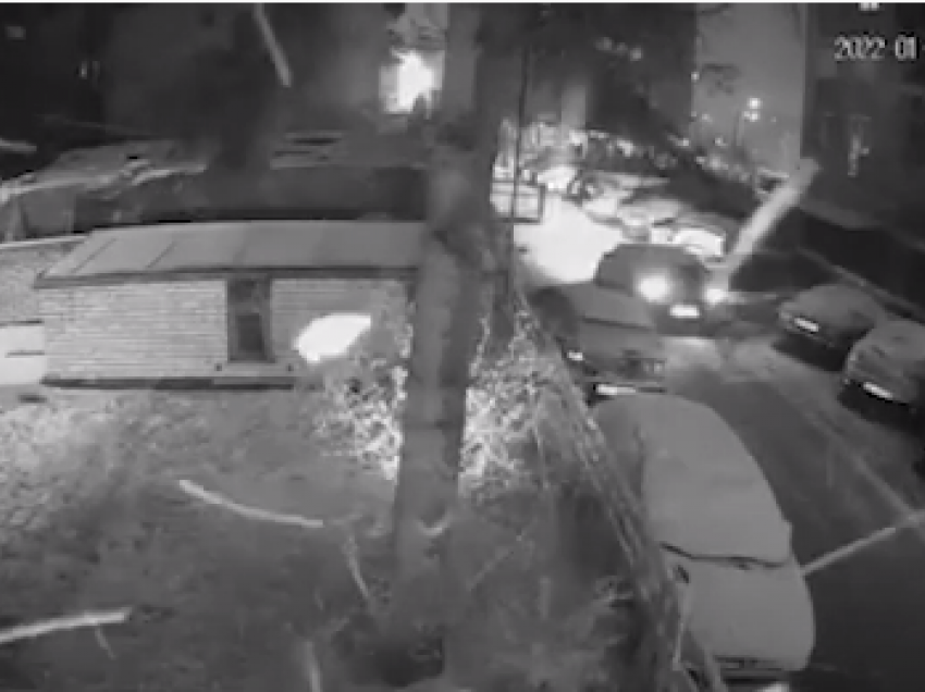 Prishtinasit i vidhet vetura para banesës së tij, publikohet momenti i kapur nga kamerat