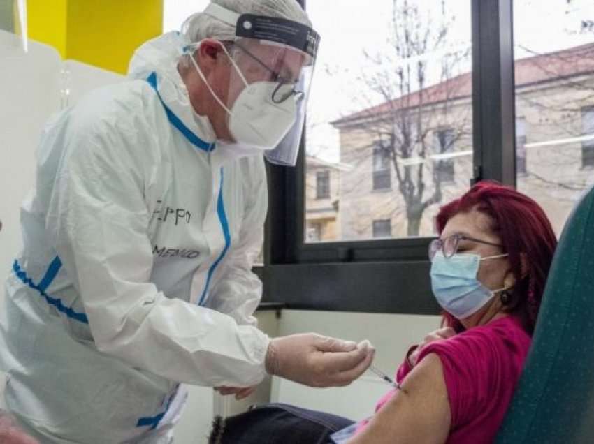 Nuk u vaksinuan, Italia pezullon në vend dy mijë mjekë
