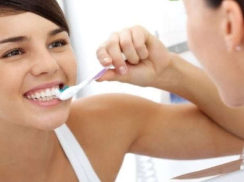 A duhet t’i lani dhëmbët para apo pas ngrënies së mëngjesit?