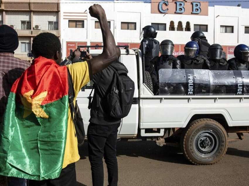 Ushtria në Burkina Faso thotë se ka marrë pushtetin