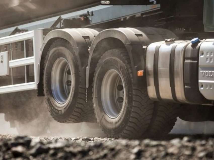 A e dini pse kamionët ndonjëherë kanë rrota të ngritura?