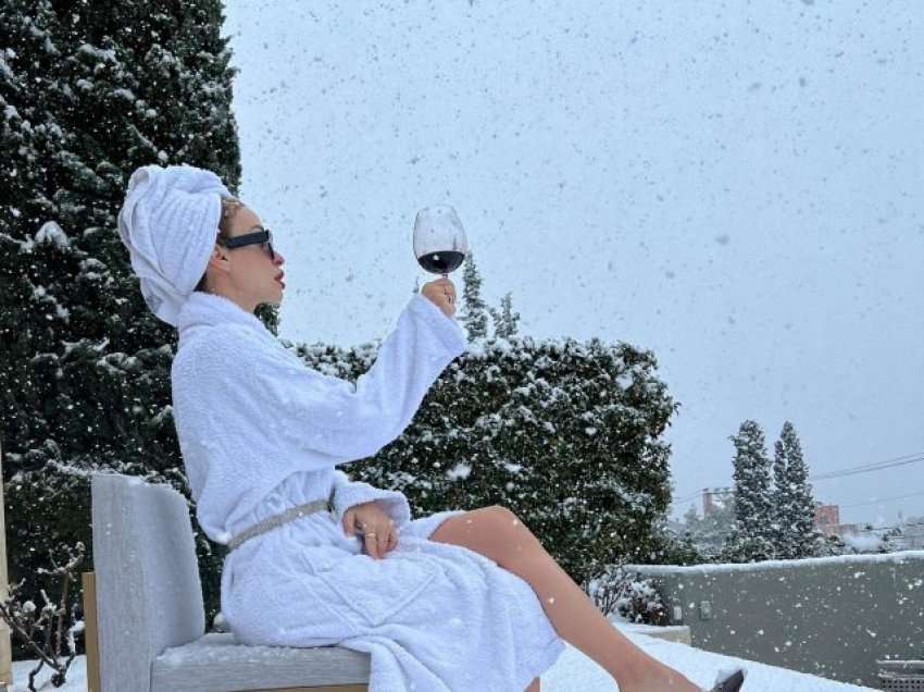 Këngëtarja shqiptare shijon një gotë verë në dëborë