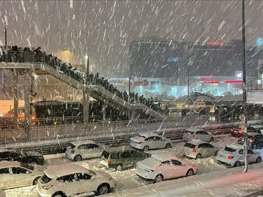 Bora e madhe, aeroporti i Stambollit vazhdon të jetë i mbyllur