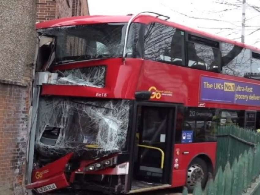 ​Londër: Autobusi përplaset në dyqan, 19 të lënduar