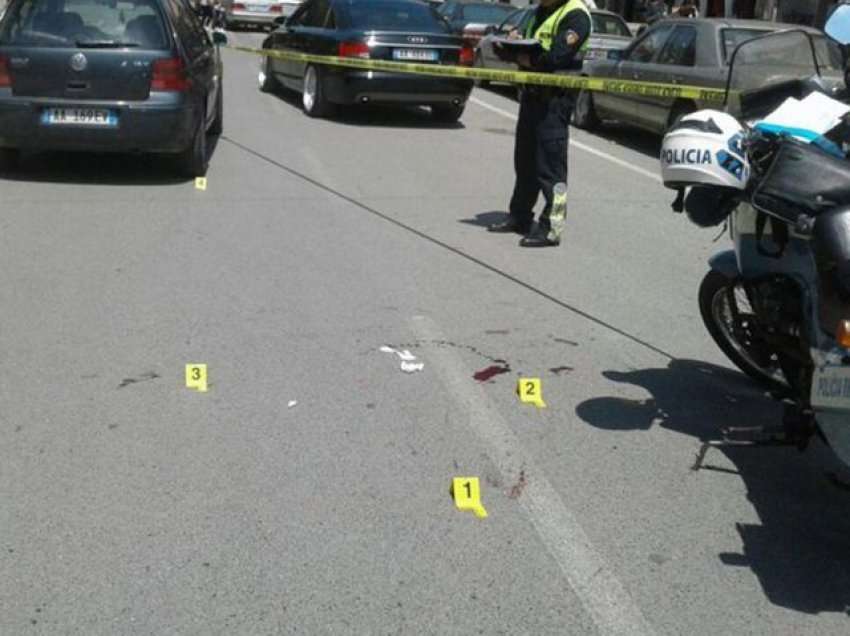 Mjeti humb kontrollin dhe del nga rruga në në autostradën Tiranë-Durrës, plagoset drejtuesja