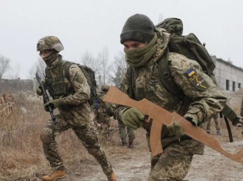 Gjermania do të furnizojë trupat ukrainase me 5000 helmeta ushtarake kundër rusëve