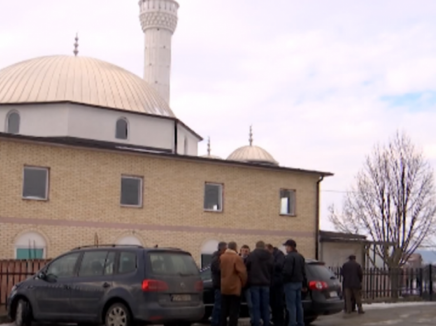 Banorët e një fshati në Podujevë nuk e lejojnë imamin e ri të hyjë në xhami, ja pse