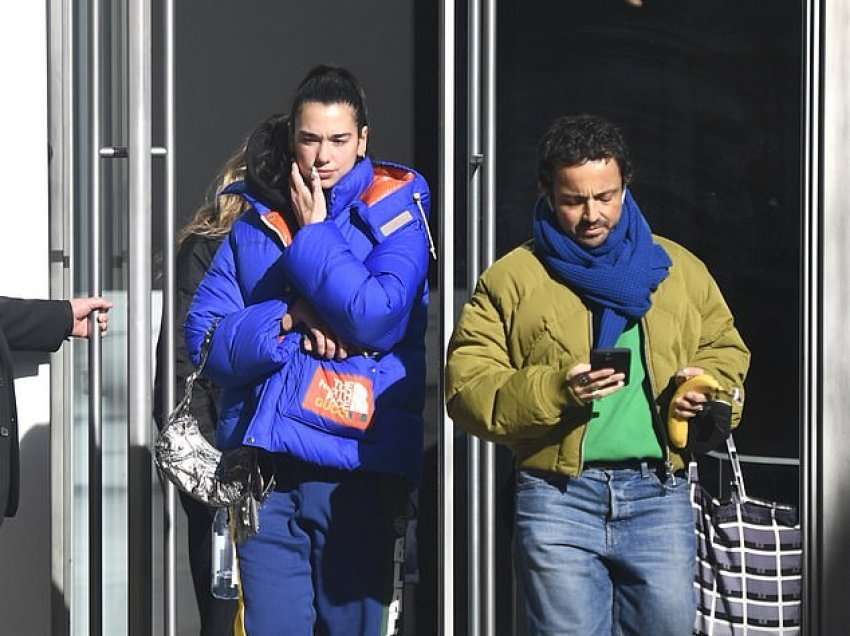Dua Lipa fotografohet me xhaketën dy mijë euroshe në New York, ndërsa përfundon provat e koncertit të saj