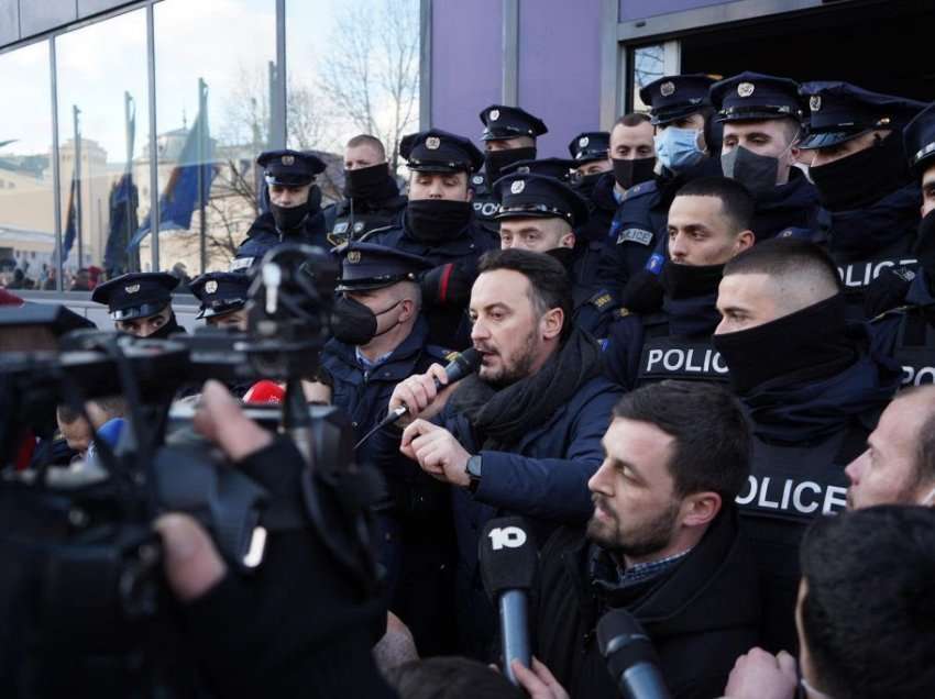 Molliqaj: Polici e pasjellshme dhe e dirigjuar politikisht, s’jemi budallë me hy brenda objektit të Qeverisë