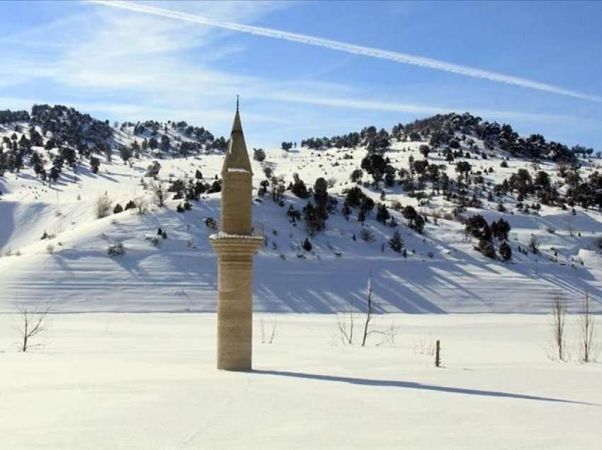 Turqi, minarja e xhamisë shfaqet në digën e ngrirë