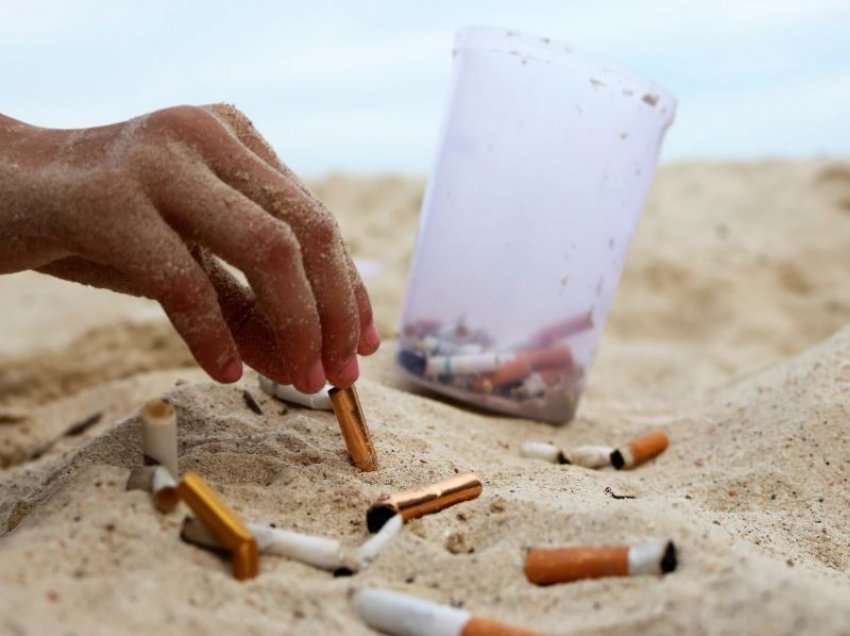 Shteti evropian ndalon pirjen e duhanit në plazhe