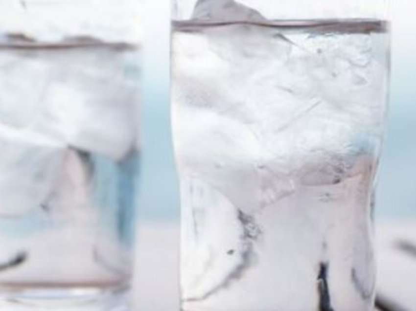 Nuk duhet të pini kurrë ujë me akull