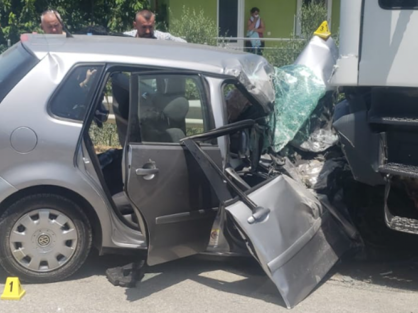 Kamioni përplas makinën në Berat, plagoset rëndë 27-vjeçarja