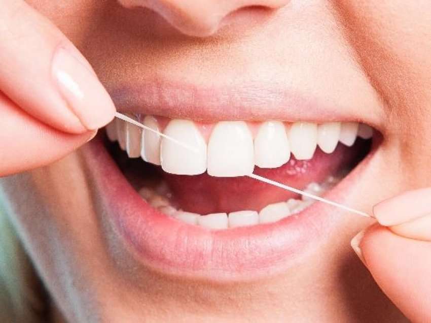 5 arsye që tregojnë pse filli dentar është kaq i rëndësishëm për higjenën tuaj dentare