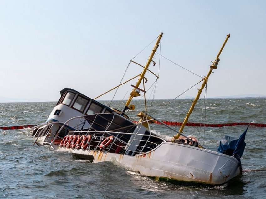 Më shumë se 20 persona u zhdukën në mbytjen e anijes pranë Hong Kongut