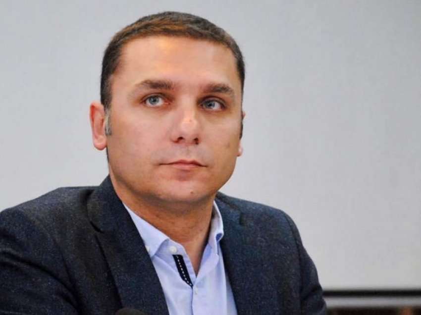Kritikoi qeverinë, deputeti i LVV-së nuk e ‘kursen’ Adriatik Kelmendin – ia rikujton një shkrim të vitit 2019!