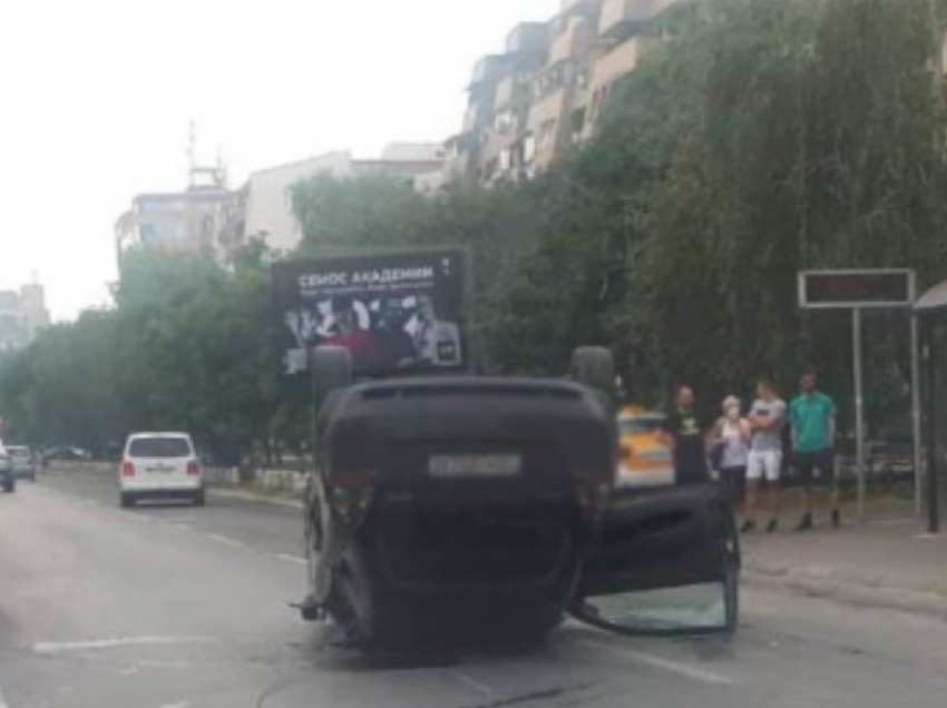 Përmbyset vetura në Shkup, dy persona përfundojnë në spital