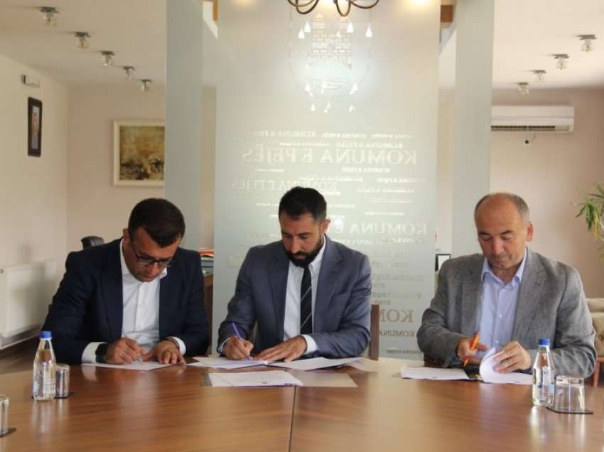Nënshkruhet marrëveshja, ministri Krasniqi ndan fonde për Pejën e Istogun