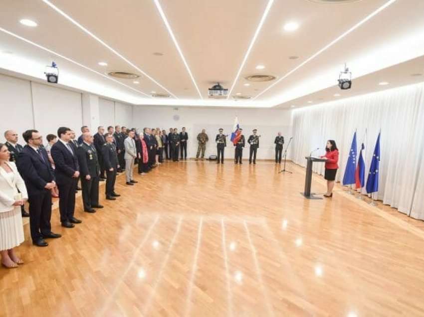 Osmani dekoron me Medaljen Presidenciale Ushtarake trupat paqeruajtëse sllovene në kuadër të NATO-s, në Kosovë